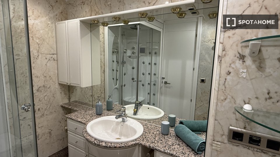 Double room Madrid, 4 beds, 140m² — photo 14