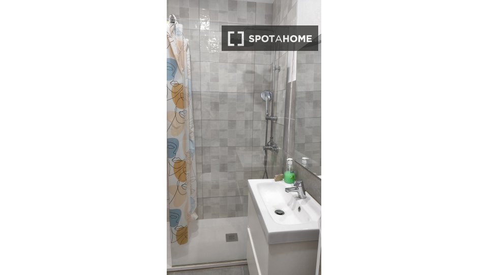 Double room Porto, 1 bed, 85m² — photo 12