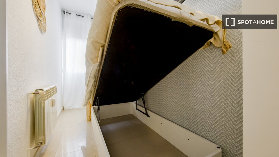 Double room Madrid, 7 beds, 113m² — photo 3