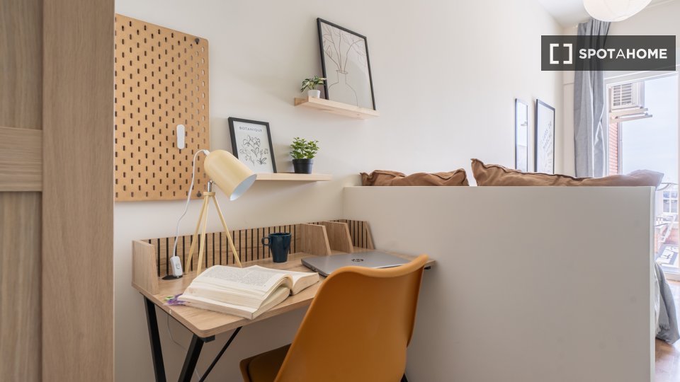 Habitación en piso compartido en alquiler en Castillejos, Madrid.