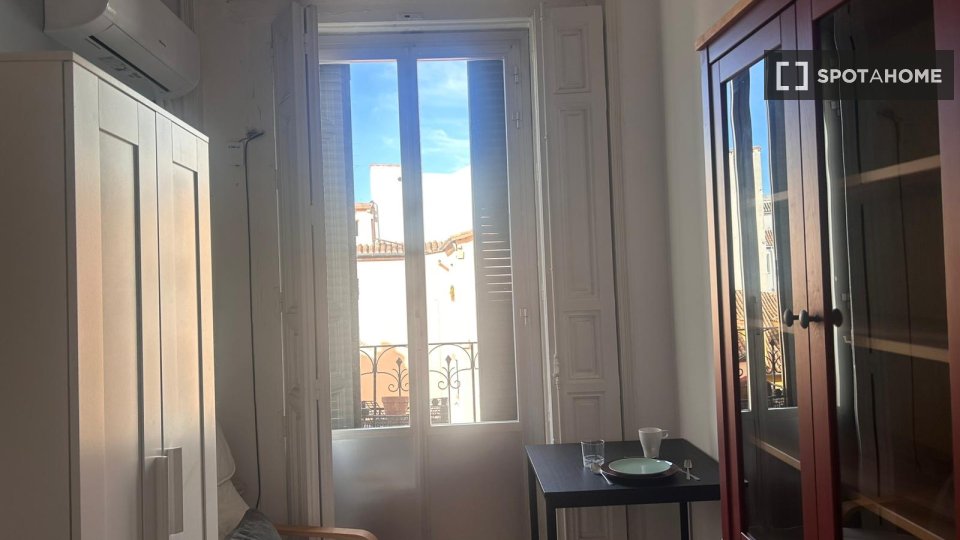 Habitación en piso compartido en Embajadores, Madrid.
