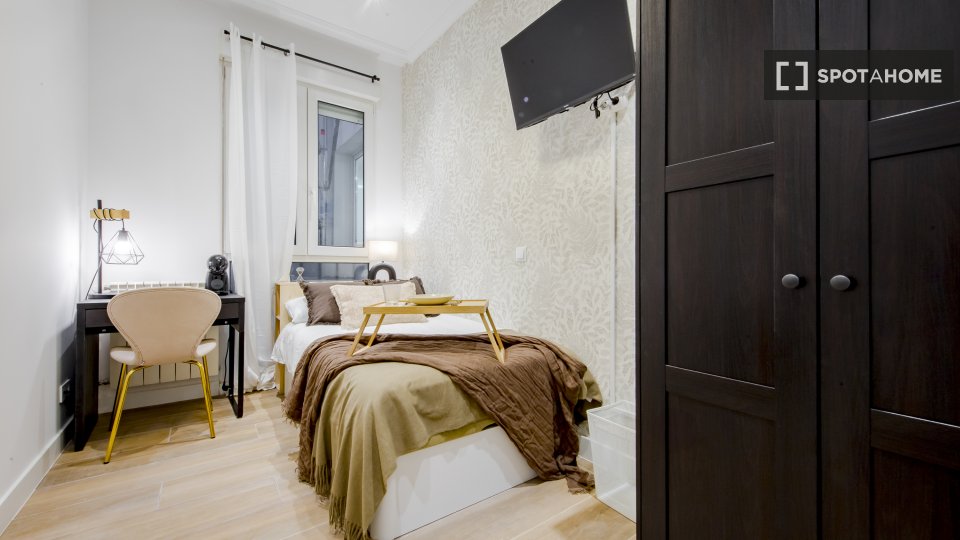 Camera in appartamento condiviso con 9 posti letto, Recoletos, Madrid - in Madrid