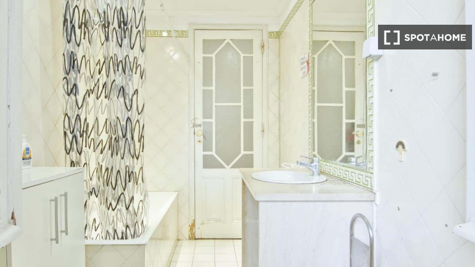Double room Lisbon, 6 beds — photo 12
