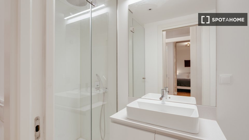 Apartment Lisbon, 2 beds, 75m² — photo 4