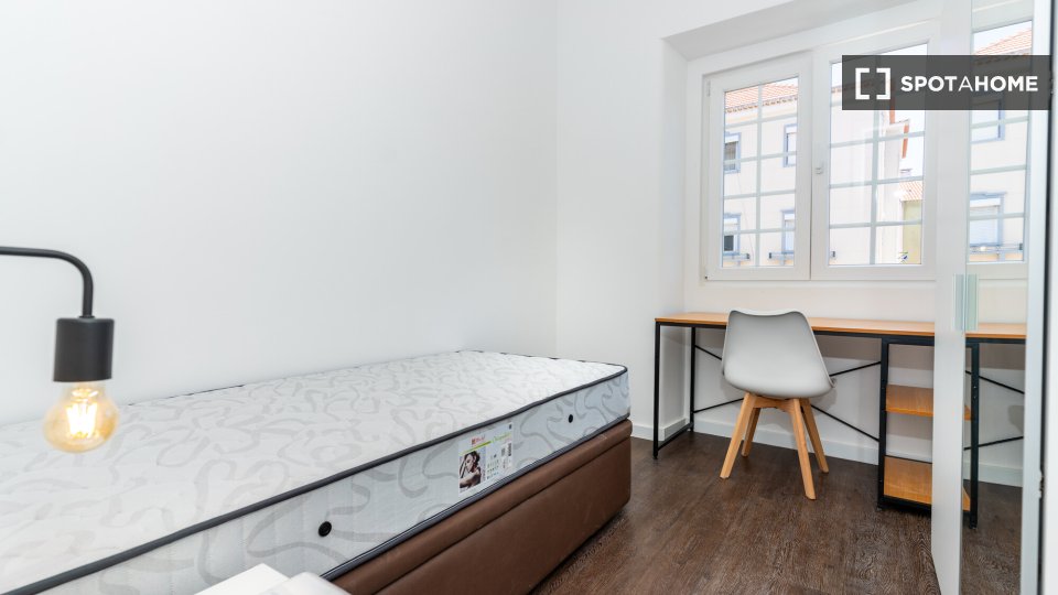 Room for rent in 10bedroom apartment in Amadora, Lisbon (ref 991857