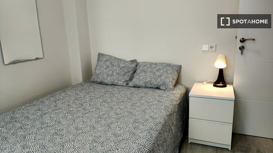 Double room Madrid, 5 beds, 12m² — photo 13