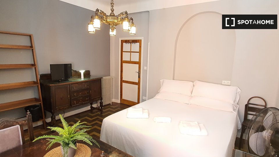 Double room Madrid, 5 beds, 120m² — photo 1