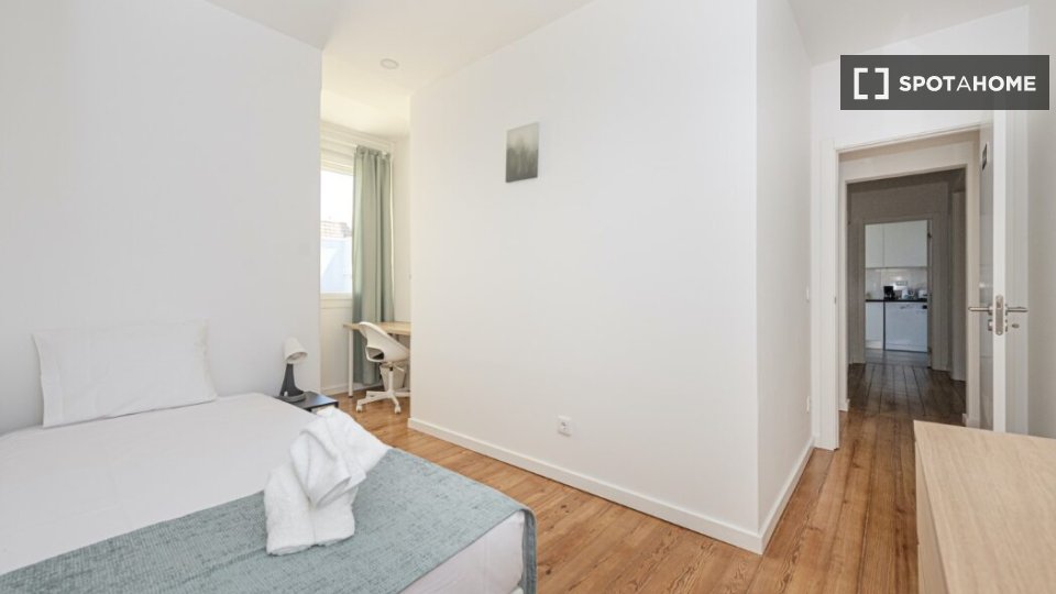 Double room Lisbon, 6 beds — photo 12