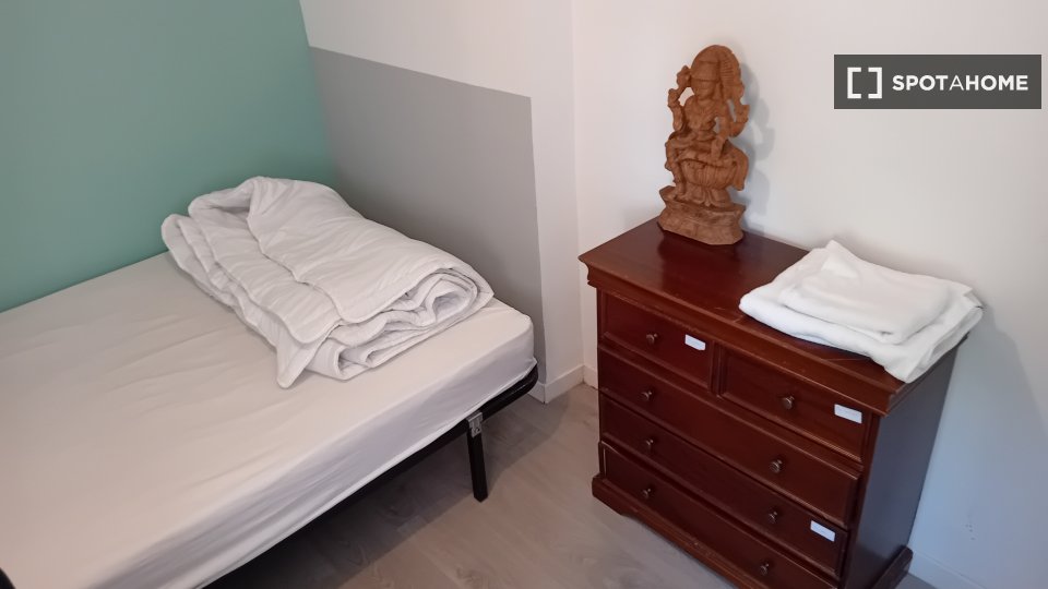 Double room Madrid, 3 beds, 75m² — photo 25