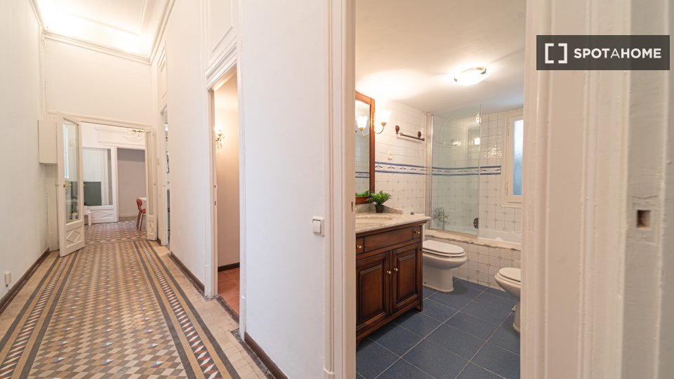 Double room Barcelona, 8 beds, 190m² — photo 2