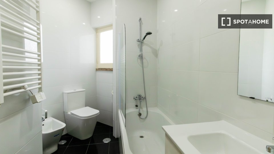 Double room Lisbon, 3 beds, 90m² — photo 23