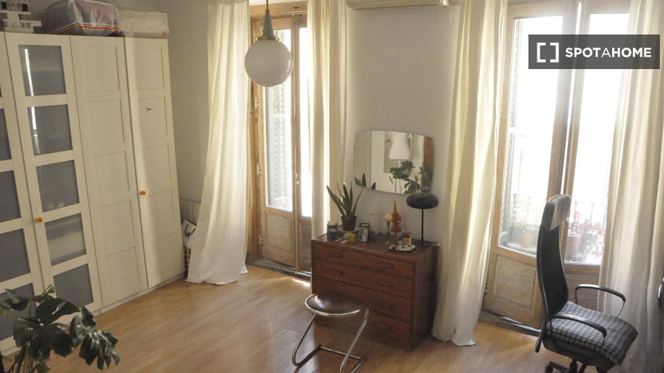 Double room Madrid, 2 beds — photo 10