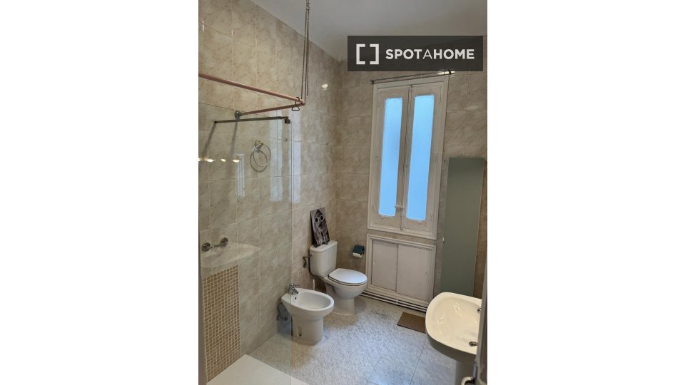 Double room Madrid, 3 beds, 118m² — photo 10
