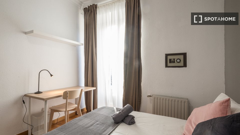 Double room Madrid, 5 beds, 120m² — photo 9