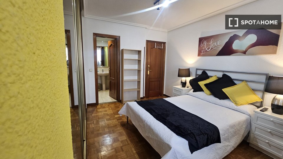 Se alquila habitación en piso de 5 habitaciones en Alcalá de Henares