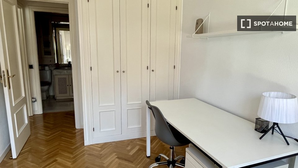 Double room Madrid, 2 beds, 90m² — photo 2