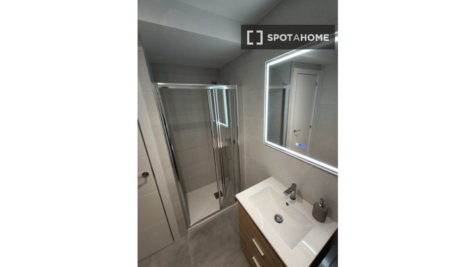 Double room Madrid, 3 beds, 50m² — photo 2