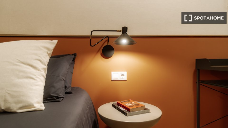 Double room Barcelona, 3 beds, 90m² — photo 10