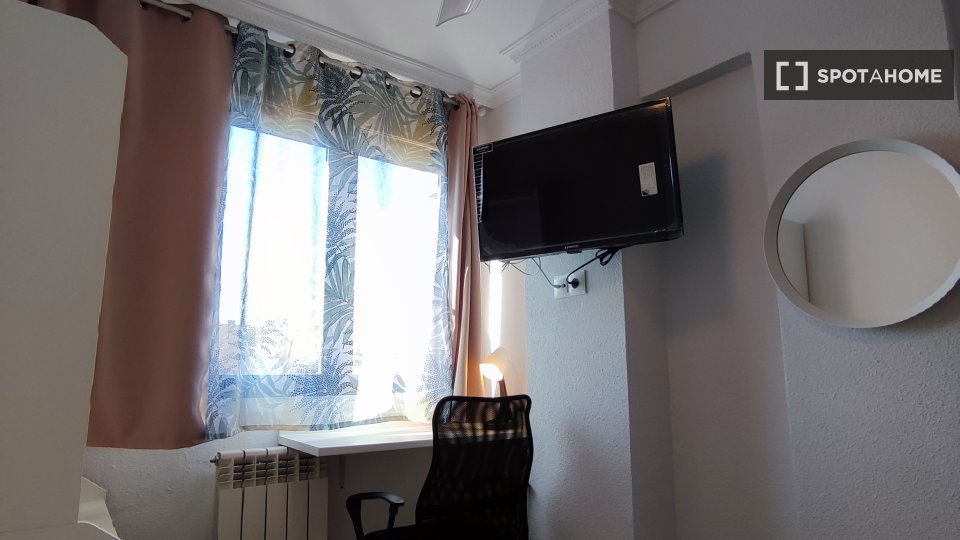 Double room Madrid, 5 beds, 110m² — photo 4