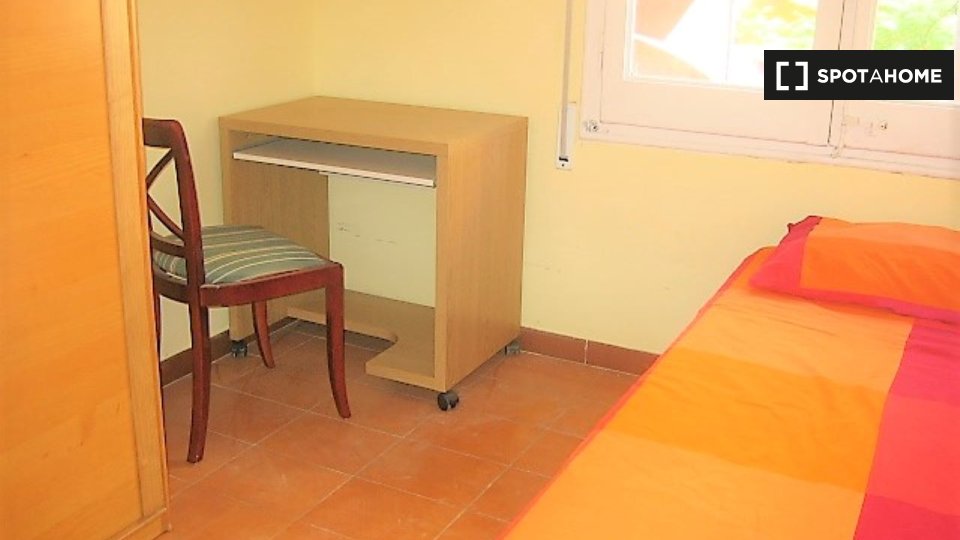 Habitación soleada en un apartamento de 10 dormitorios en Les Corts, Barcelona