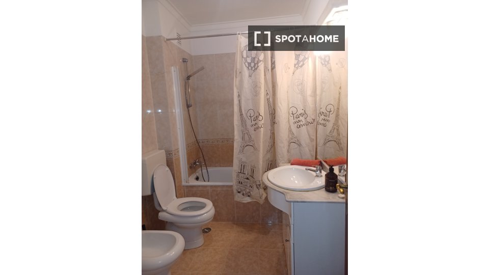 Double room Lisbon, 3 beds — photo 1