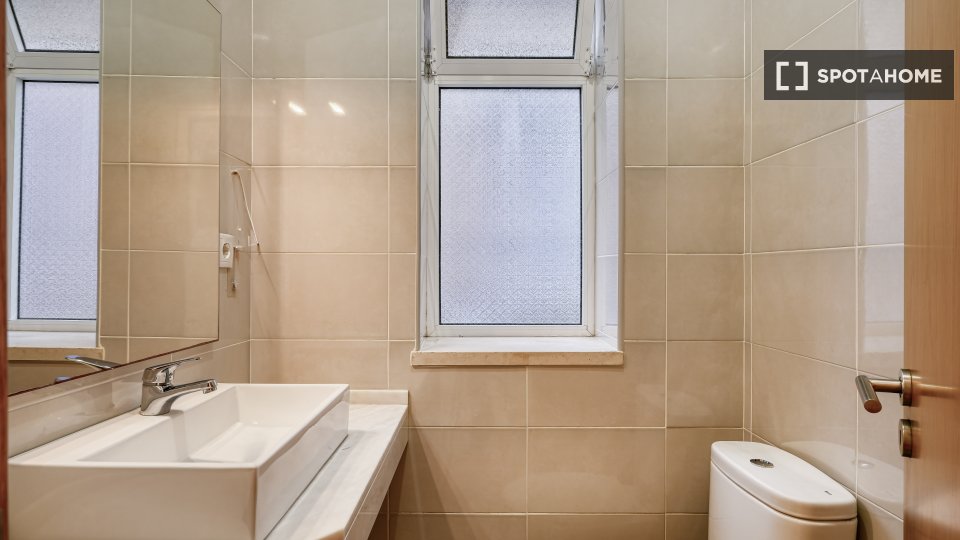 Double room Lisbon, 4 beds — photo 10