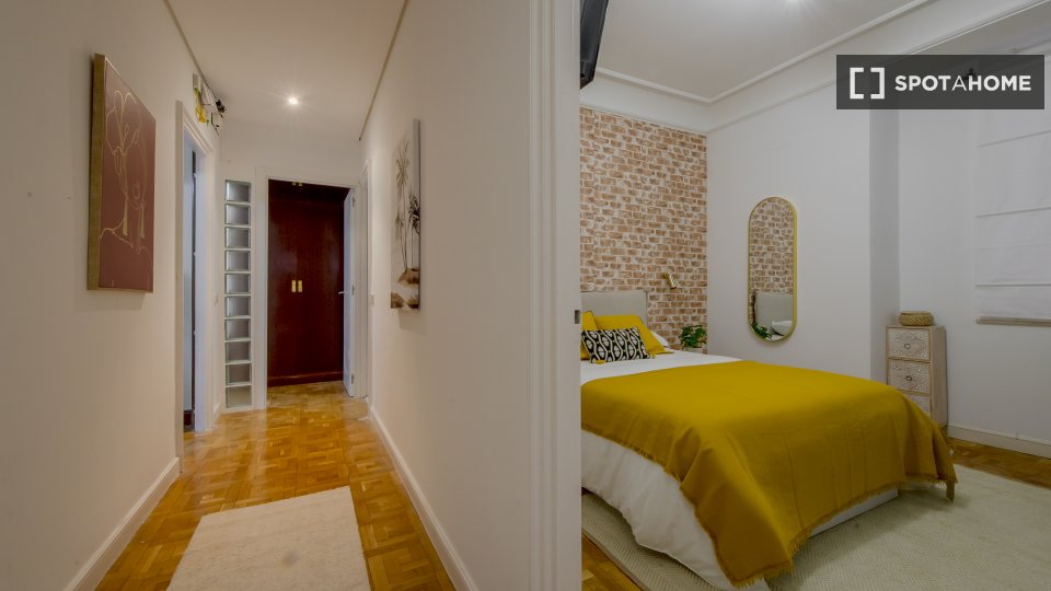 Double room Madrid, 9 beds, 190m² — photo 2