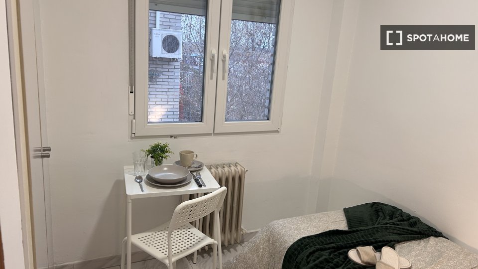 Se alquila habitación en piso compartido de 5 habitaciones en Fuenlabrada