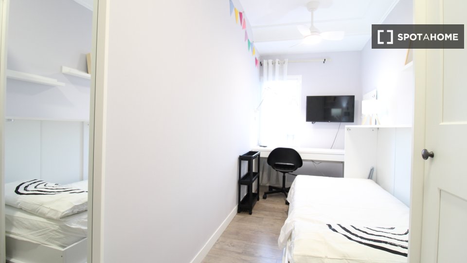Se alquila habitación en piso compartido de 4 habitaciones en Puerta del Ángel