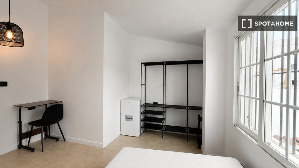 Habitación en un apartamento compartido de 15 habitaciones, Benimámet.