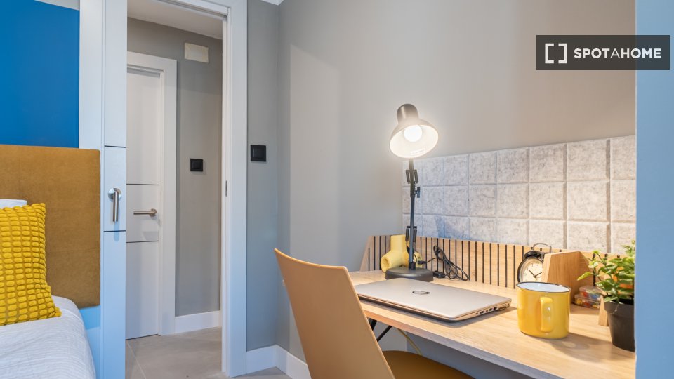 Double room Madrid, 6 beds, 70m² — photo 12