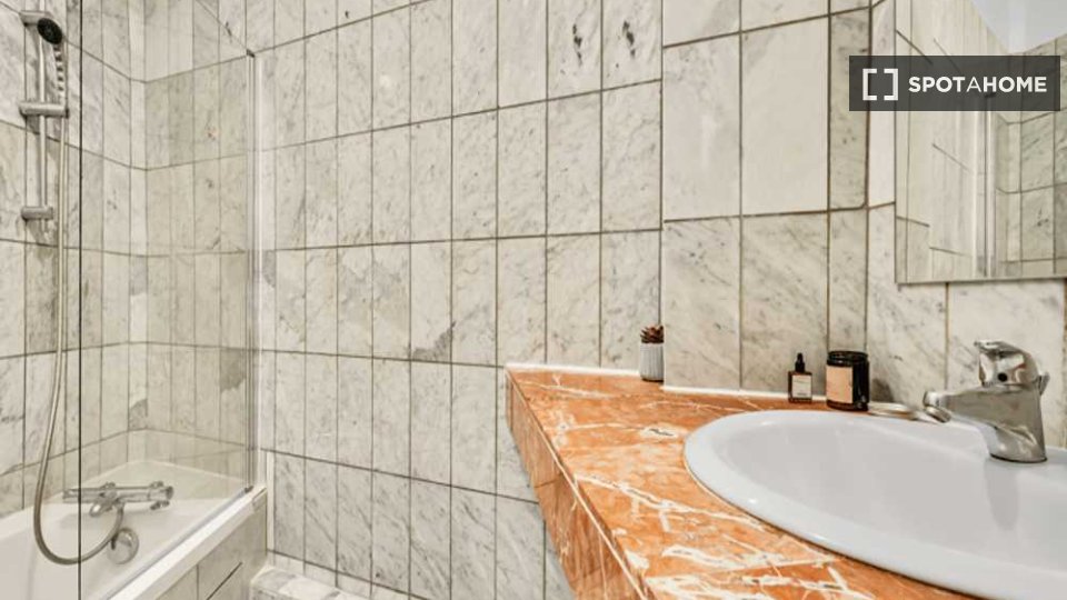 Double room Paris, 3 beds, 60m² — photo 8