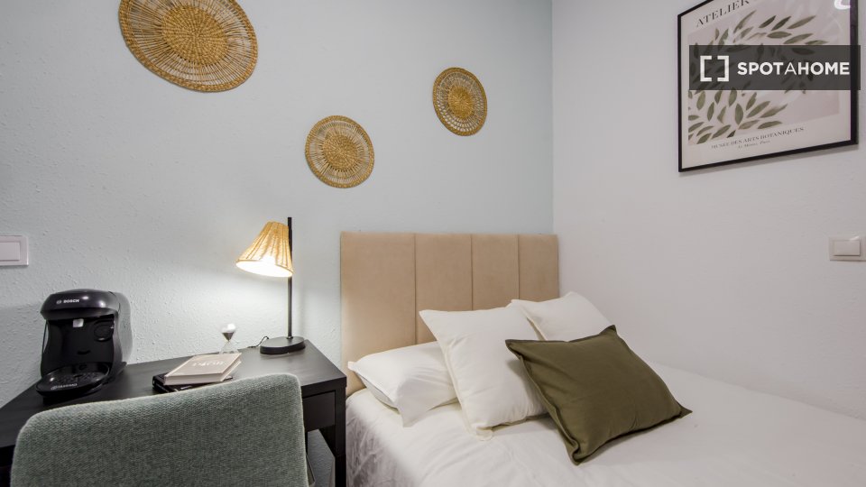 Double room Madrid, 5 beds, 130m² — photo 2