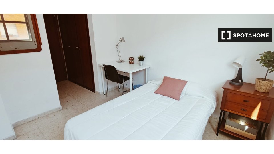 Double room Madrid, 5 beds, 80m² — photo 1