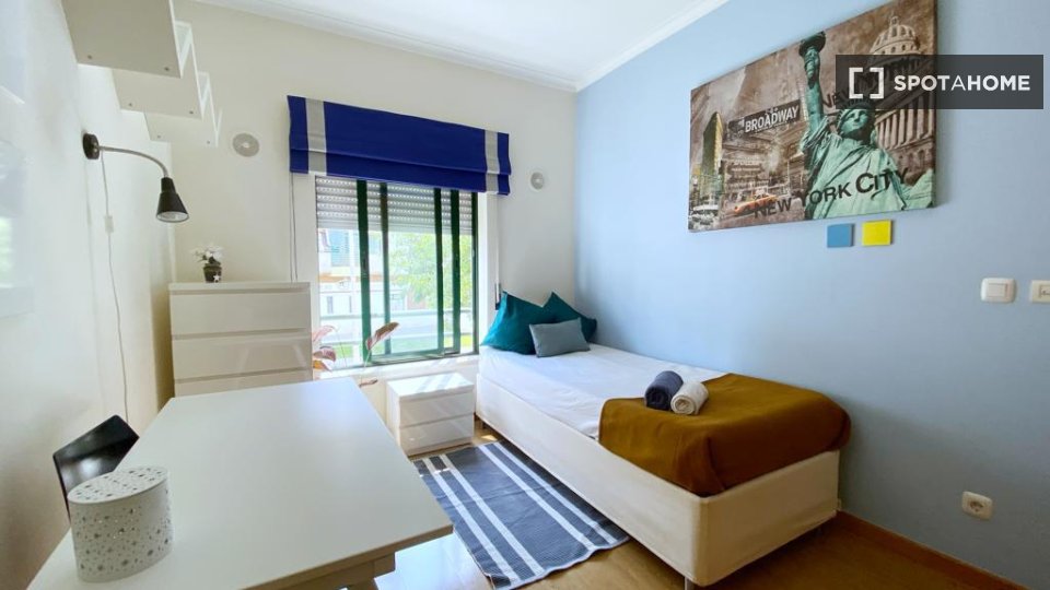 Double room Lisbon, 3 beds — photo 6