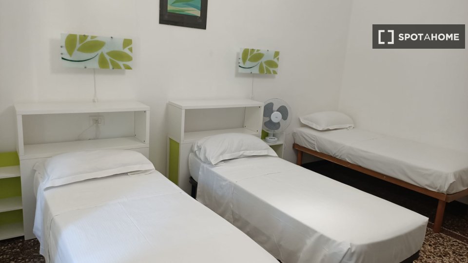 Double room Genoa, 4 beds, 175m² — photo 1