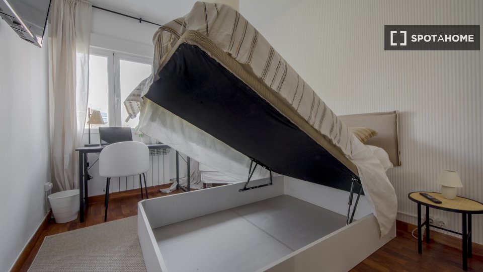 Double room Madrid, 6 beds, 125m² — photo 1