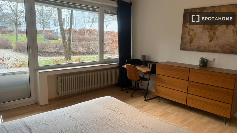 Double room Dusseldorf, 3 beds, 80m² — photo 8