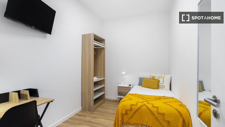 Double room Lisbon, 6 beds — photo 15
