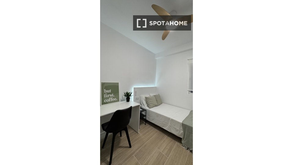 Double room Malaga, 5 beds, 98m² — photo 19