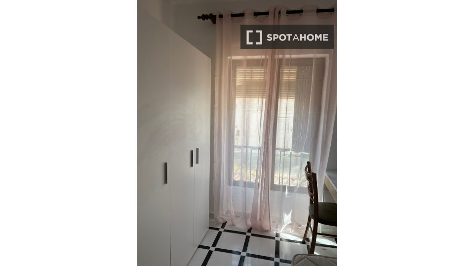 Double room Granada, 4 beds, 80m² — photo 8