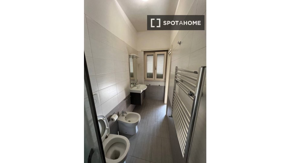 Double room Rome, 3 beds — photo 14