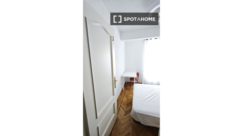 Double room Madrid, 1 bed — photo 7