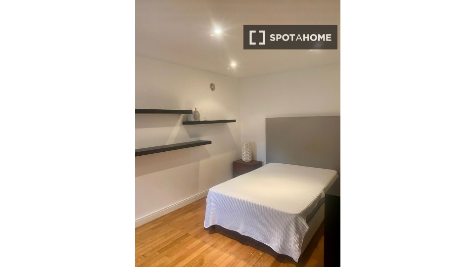Double room Lisbon, 2 beds, 16m² — photo 2