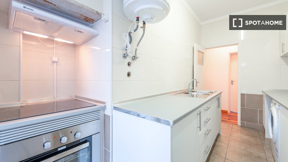 Double room Lisbon, 3 beds, 73m² — photo 10