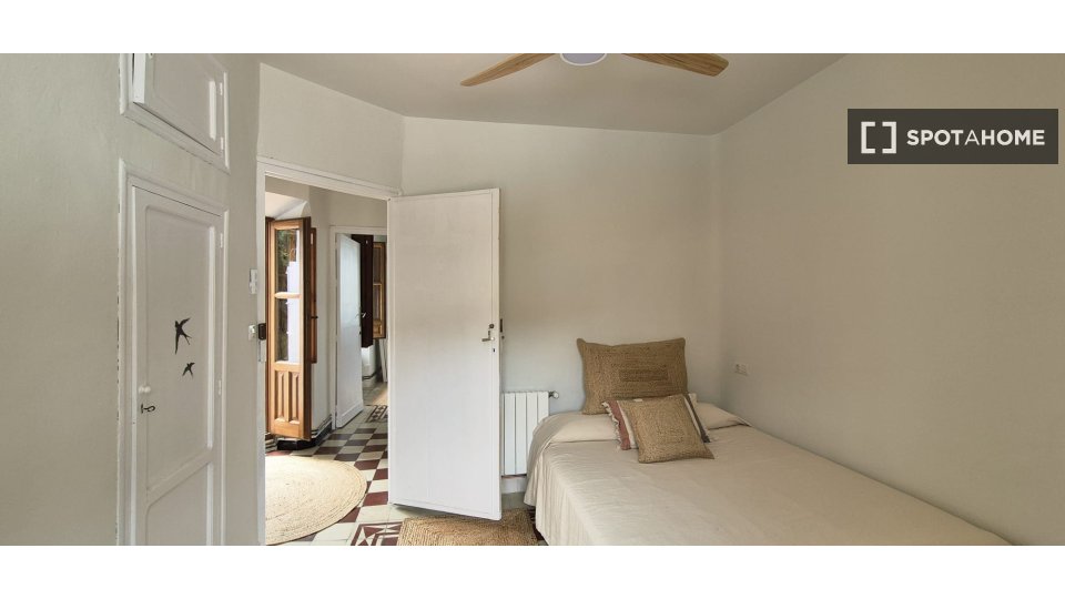 Double room Granada, 3 beds, 100m² — photo 1