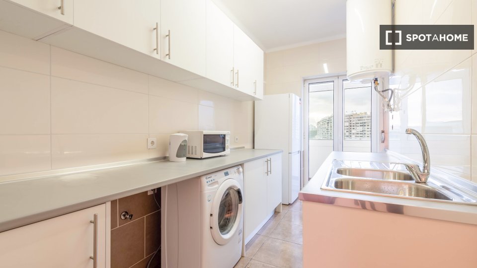 Double room Lisbon, 3 beds, 73m² — photo 9