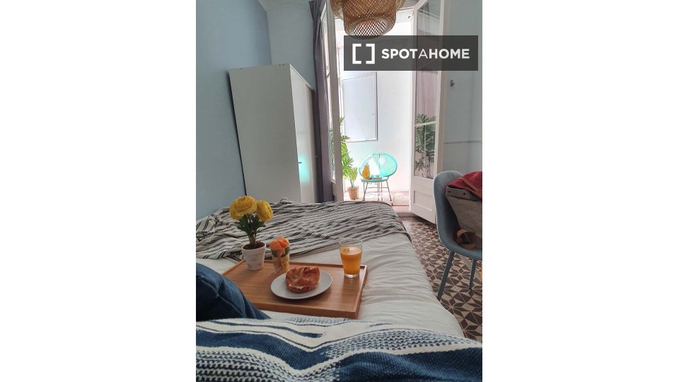 Here is the English translation:
Camera for rent in an apartment with 5 bedrooms in Barcelona - en Barcelona