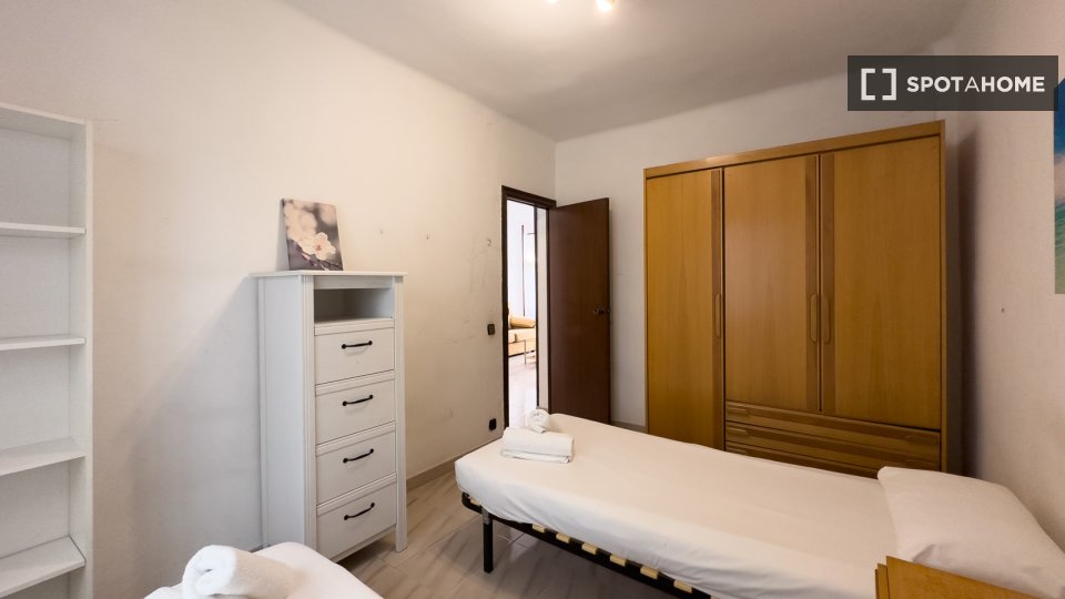 Apartment Barcelona, 4 beds, 75m² — photo 11