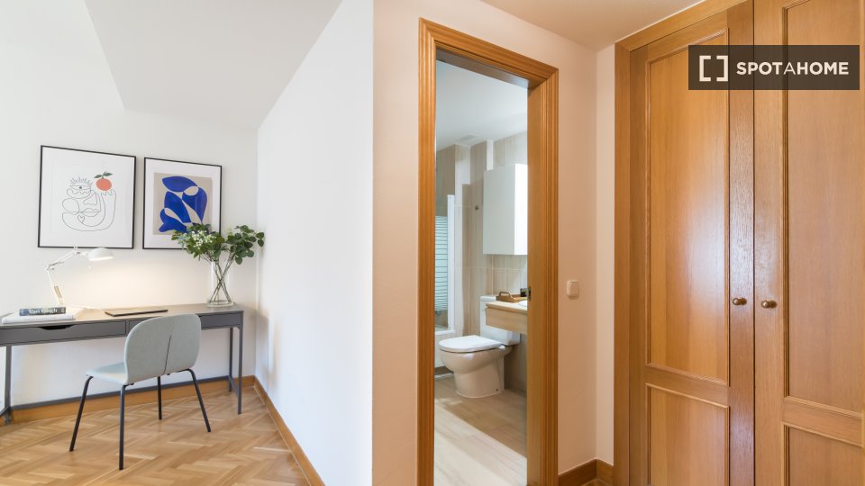 Double room Madrid, 4 beds, 100m² — photo 3